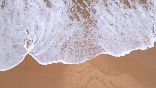 海浪冲刷着海滩视频素材模板下载