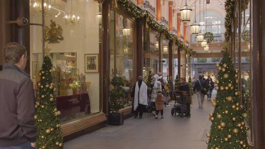 伦敦伯灵顿拱廊购物区来往的行人视频素材模板下载