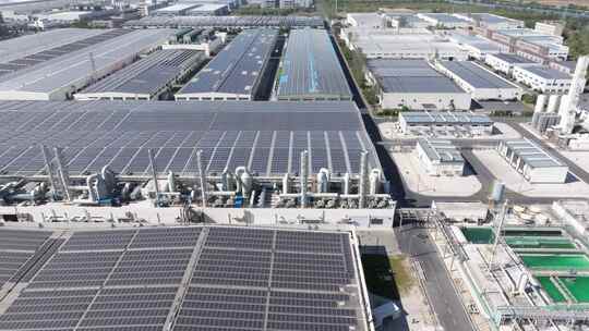 航拍现代工厂与光伏太阳能发电板