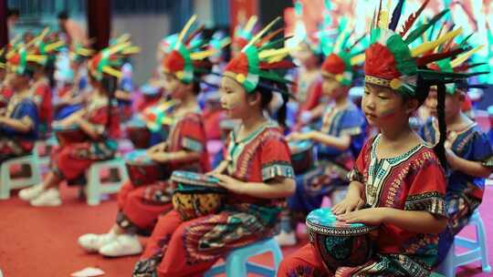 儿童节日晚会幼儿园表演印第安鼓