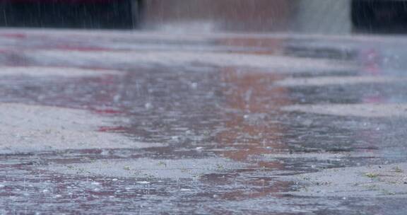 雨水滴落在街道上