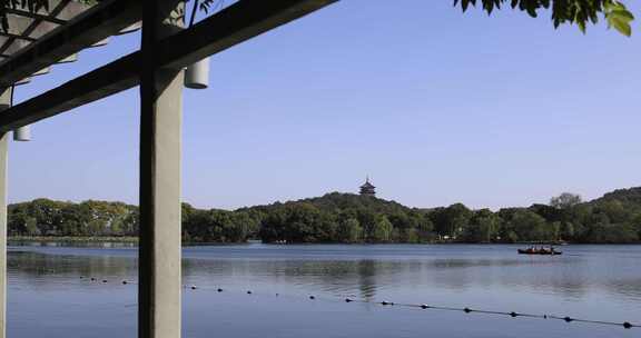 杭州西湖花港观鱼湖滨长廊和雷峰塔