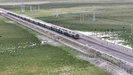 青海青藏铁路火车行驶画面
