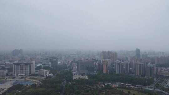 城市烟雨天气