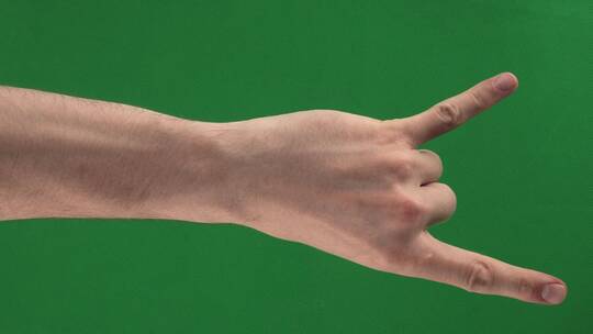 绿幕前手竖起大拇指