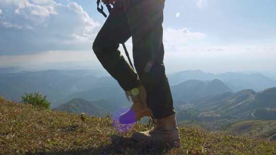 徒步登山脚步走向顶峰