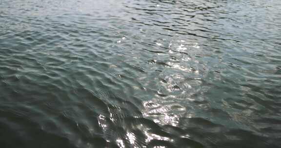 波光粼粼的湖面波纹水波