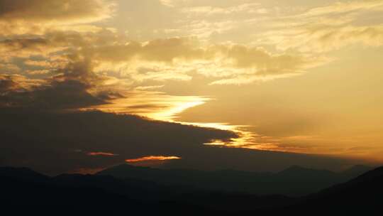 山峰日落延时黄昏夕阳山脉阳光森林夜幕降临