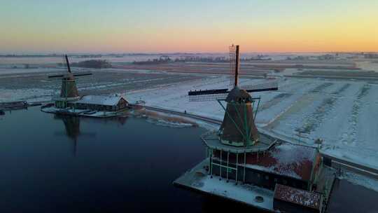 Zaanse Schans风车村的木制风力磨坊在冬季与雪景雪