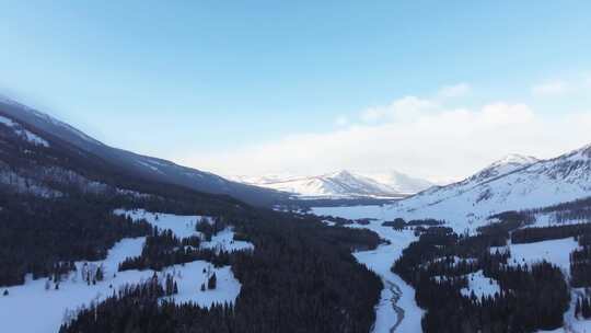 航拍新疆冬季喀纳斯湖雪景雪山森林冰河晨雾