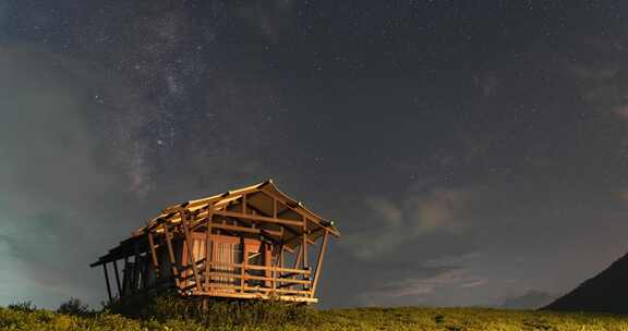 星空下的野外木屋