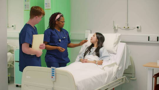 两个护士和病人交谈