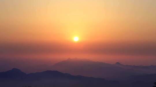 日出 晨光 阳光 晨辉 太阳升起 群山 青山