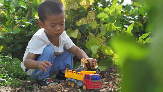 亚洲中国人小朋友玩挖掘机玩沙子