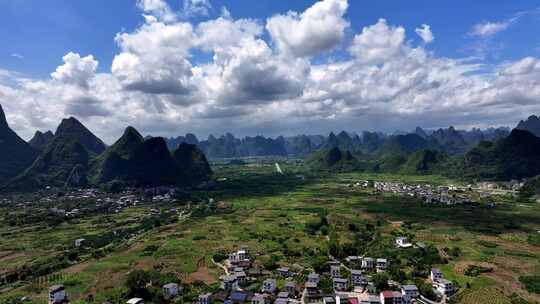 蓝天白云下的广西桂林山脉与村庄 乡村振兴