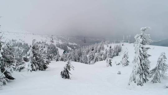 滑雪站运送滑雪者