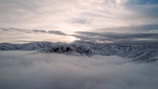 青海青藏高原橡皮山雪山云海航拍盛景