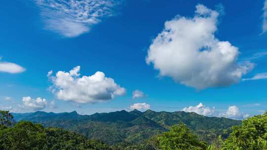 热带山脉和云层移动的蓝天风景