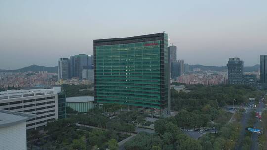 深圳华为总部大楼航拍低飞前进视频素材模板下载