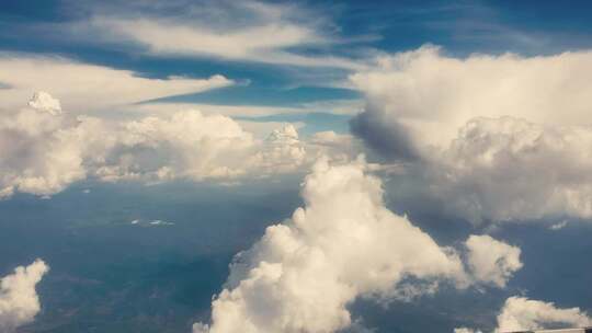飞机高空拍摄蓝天白云层绿色山脉