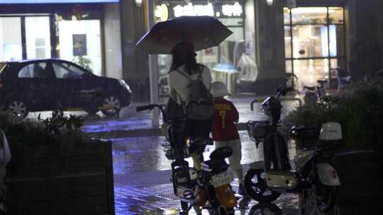 瓢泼大雨 行人急速通过