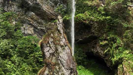阳光照在桂林喀斯特山谷中的瀑布形成彩虹