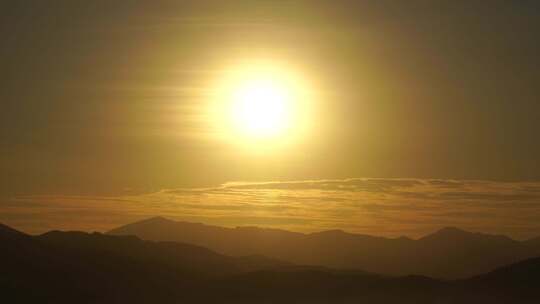 日落群山山顶夕阳晚霞黄昏傍晚天空落日唯美