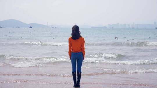 大海 背影-孤独孤单-美女背影面向大海视频素材模板下载