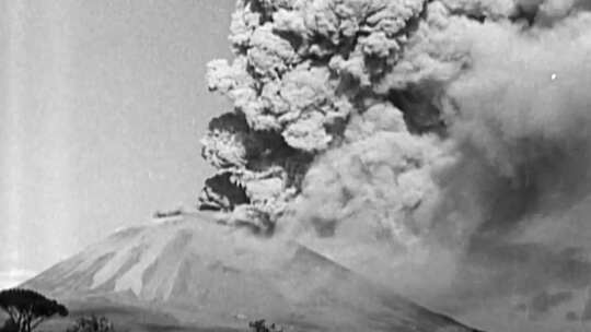 1944年意大利维苏威活火山爆发岩浆喷射