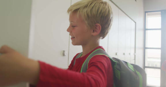 白人男孩在学校关闭储物柜和微笑的视频