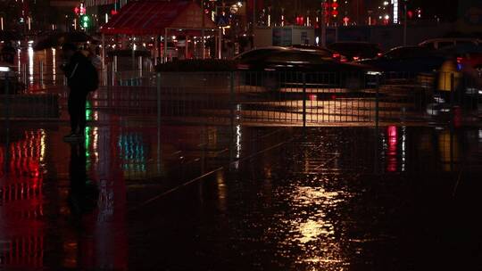 雨天的城市夜晚