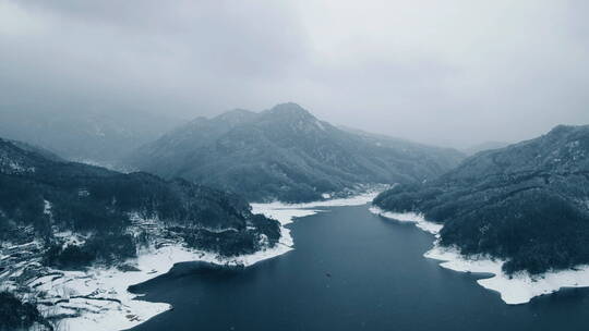 航拍远山长湖见风雪