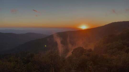 雾气森林山顶日出东方清晨太阳日出全过程