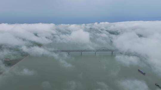 低空云雾下的九江长江大桥航拍视频