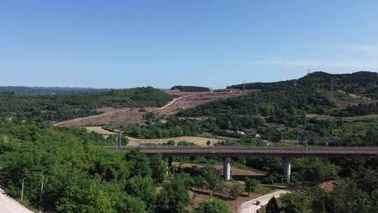 高铁经过乡村山野