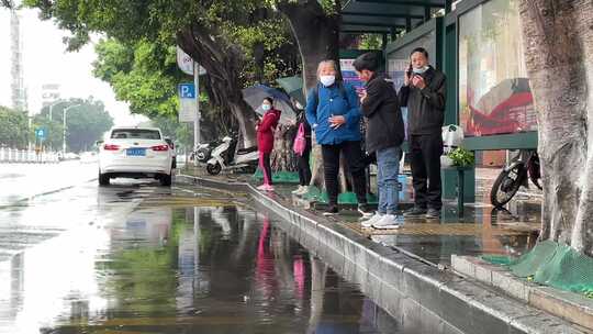 市民雨天等公交车