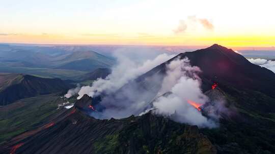 火山喷发烟雾缭绕的壮观景象