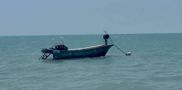 大海渔船海浪