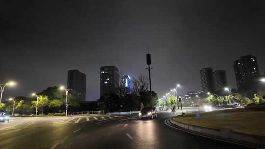 城市夜晚开车第一视角汽车窗外沿途风景马路