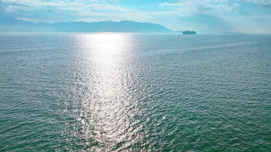 海面阳光照射下的货轮远景