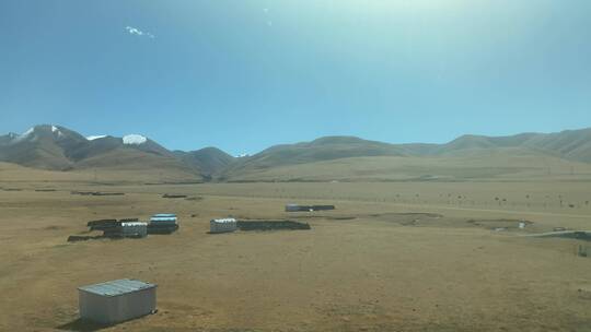 中国西藏火车上的雪山山脉景观风光4K