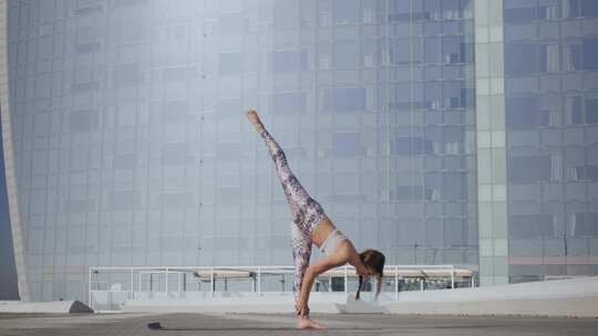 城市女人做瑜伽健身运动放松视频素材模板下载