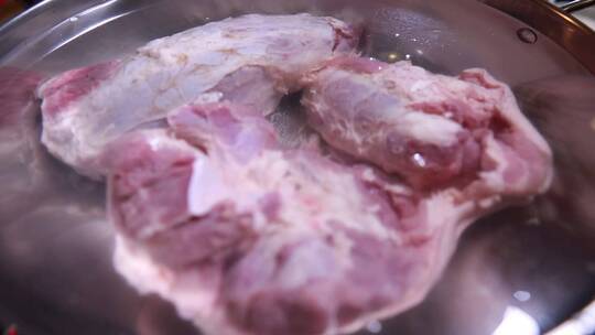清水浸泡清洗肉类视频素材模板下载