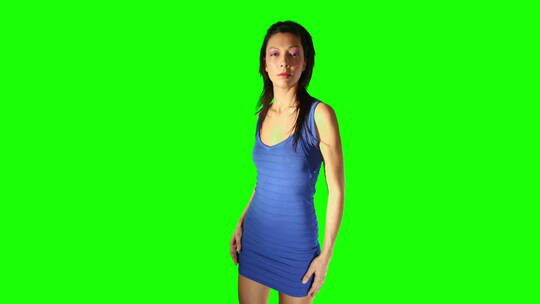 女士站在绿色背景前跳舞视频素材模板下载