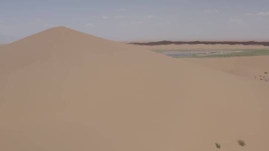 沙漠中的绿洲和沙漠山丘