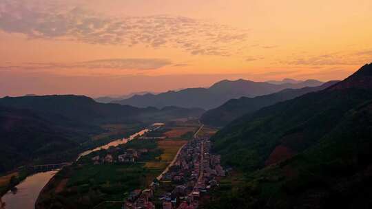 夕阳下的甘蔗种植基地