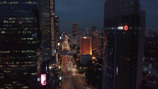 城市夜晚摩天大楼的美景
