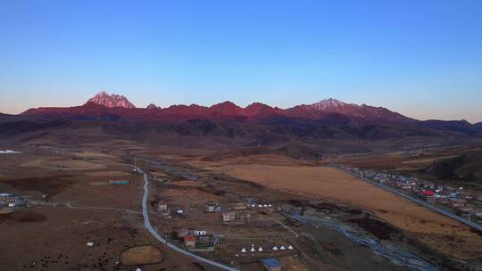 川西塔公草原和雪山日照金山