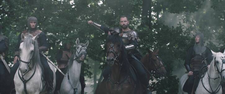 森林中骑着战马的骑士准备战斗