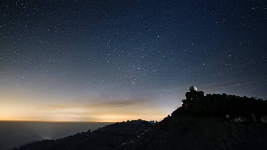 浙江杭州临安牵牛岗星空春季星空大明山延时